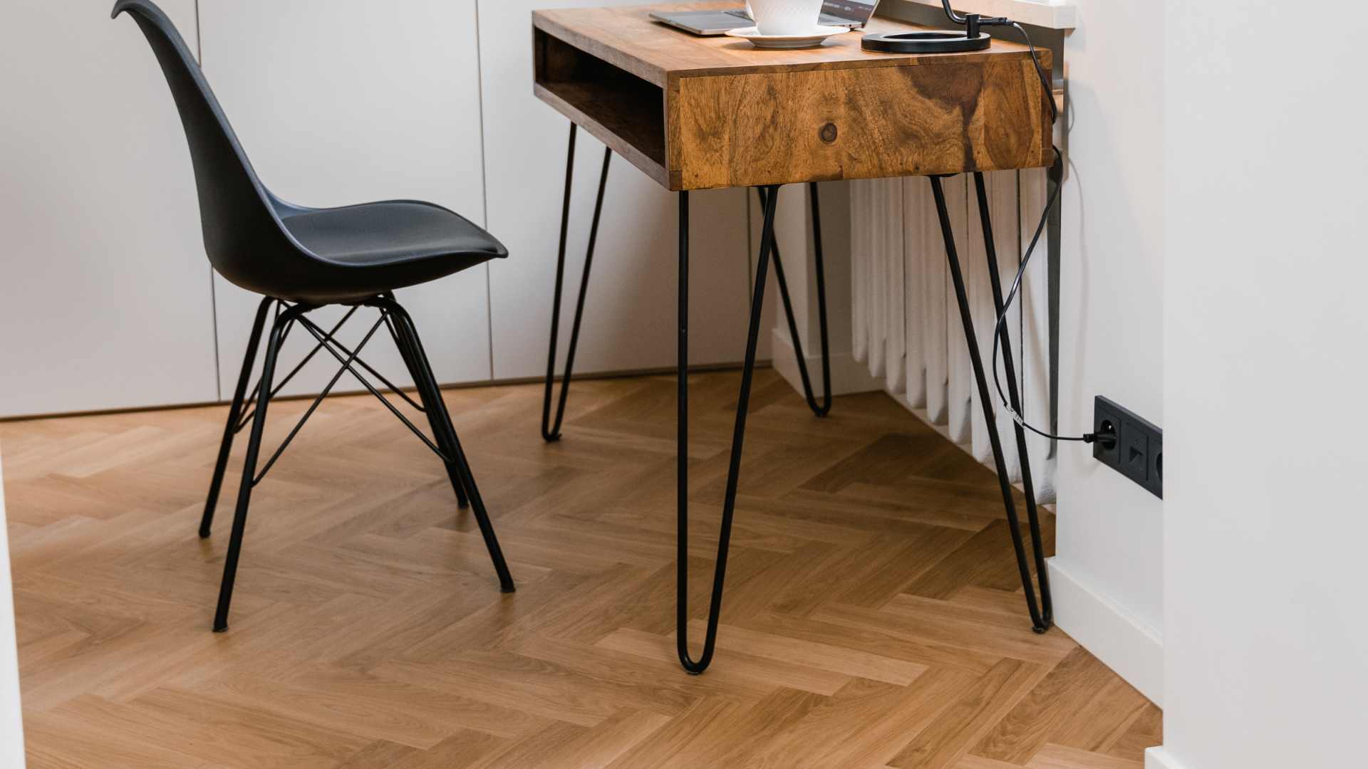 parquet au sol dans un bureau 